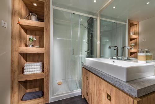 La salle de bains est pourvue d'un lavabo et d'une douche. dans l'établissement Campeggio delle Rose, à Moniga del Garda
