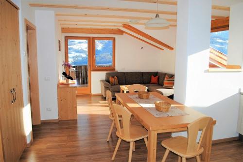 a living room with a table and a couch at Finggeneislerhof in Villandro