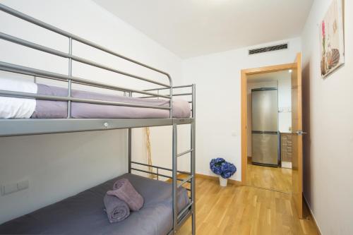 マタローにあるMatarolux 14のベッドルーム1室(二段ベッド2組付)、廊下が備わります。