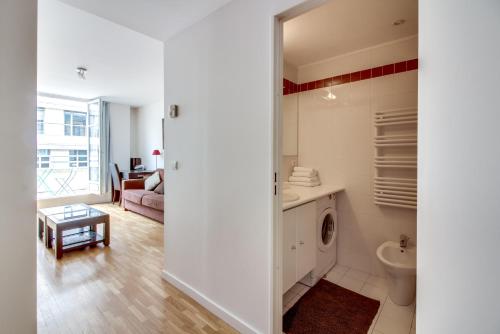 Il comprend un salon et une salle de bains pourvue d'un lave-linge. dans l'établissement Champs Elysées George V ID 306, à Paris