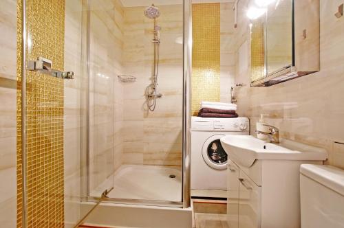 ソポトにあるHouse Managers - Studio Panoramaのバスルーム(シャワー、シンク、洗濯機付)