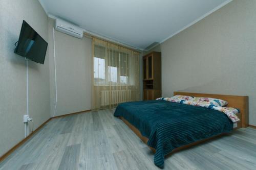 キーウにあるАхматовой 45のベッドルーム(ベッド1台、薄型テレビ付)