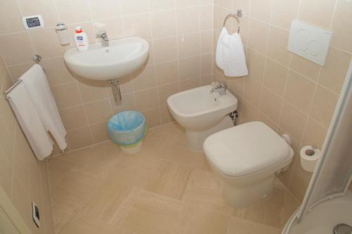 a bathroom with a toilet and a sink at Podere Scoglio d'Oro in Pescia