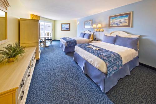 A bed or beds in a room at Drifting Sands Oceanfront Hotel