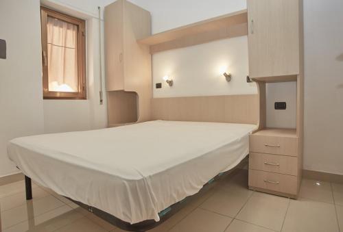 ペスキチにあるResidence AlaMarinaの窓付きの客室で、白い大型ベッド1台が備わります。