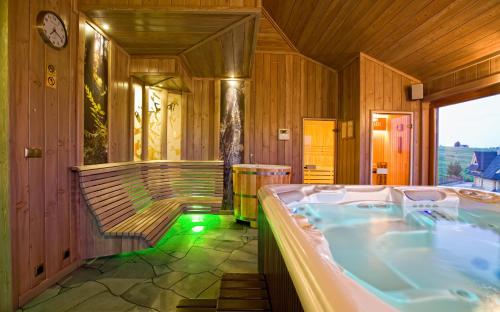 Bazén v ubytovaní Hotel REDYK Ski&Relax alebo v jeho blízkosti