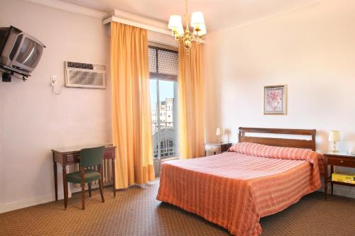 Ένα ή περισσότερα κρεβάτια σε δωμάτιο στο Constitución Palace Hotel