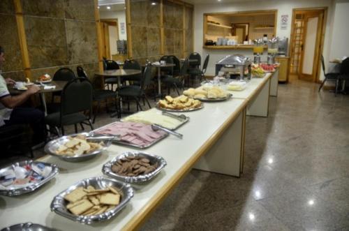 um buffet com pratos de comida num restaurante em Hotel Grão Para em Belém