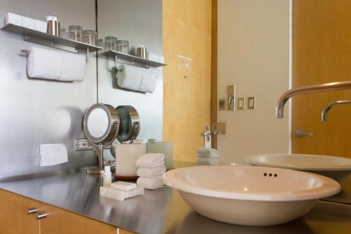 baño con un gran fregadero blanco en una encimera en Habita, Mexico City, a Member of Design Hotels, en Ciudad de México