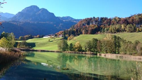 Blick auf einen See mit Bergen im Hintergrund in der Unterkunft Pulvererhof in Kramsach