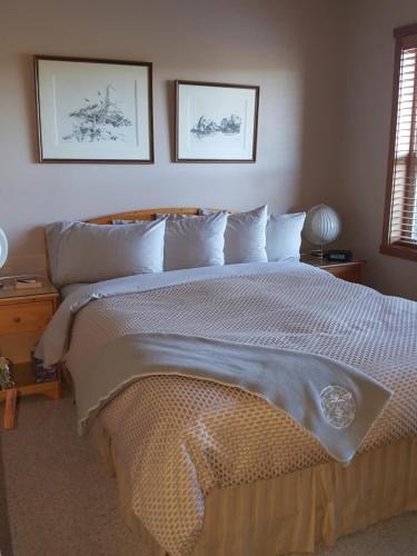 Reef Point Oceanfront Bed and Breakfastにあるベッド