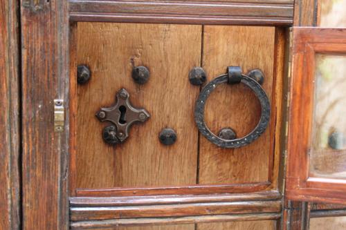 a wooden door with a metal knocker on it at Rectoria 6 in Valldemossa