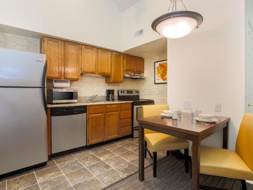 Η κουζίνα ή μικρή κουζίνα στο Hawthorn Suites by Wyndham Tinton Falls