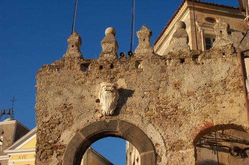 a stone building with a lion head on it at Casa Le Querce in Ogliastro Cilento