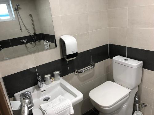 uma casa de banho com um WC e um lavatório em Le Relax em Boulazac