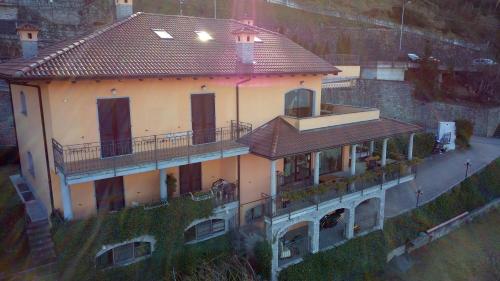 an aerial view of a house with a roof at B&B Villa Anita in Bellano