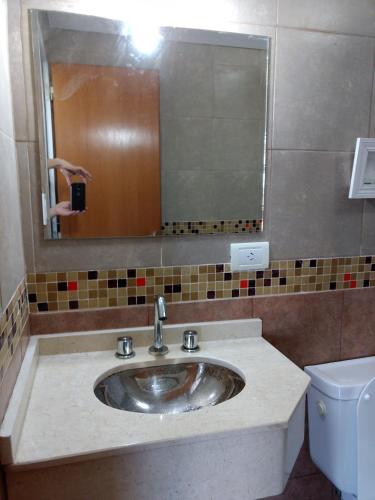 un bagno con lavandino e specchio di Altos del Boulevard a Santiago del Estero