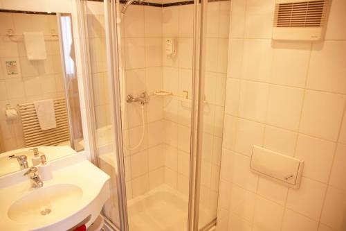 a bathroom with a shower and a sink at Hotel-Restaurant Roter Ochsen in Lauchheim