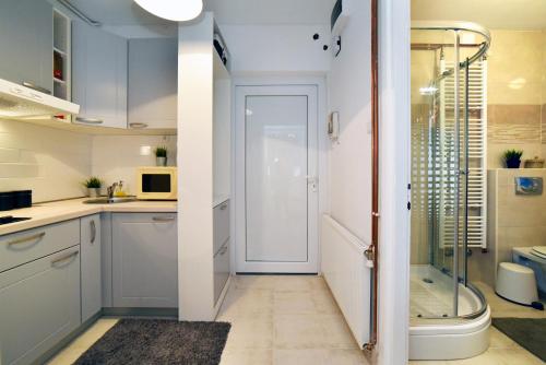 La salle de bains est pourvue d'une douche, de toilettes et d'un lavabo. dans l'établissement Block Apartment Upper Town, à Zagreb