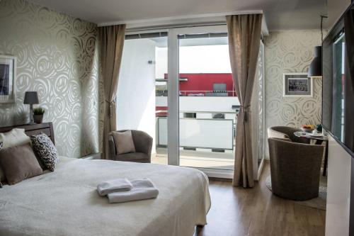 フラデツ・クラーロヴェーにあるApartment Holata 401のベッドルーム1室(ベッド1台、タオル2枚付)