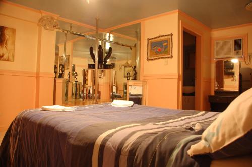 a bedroom with a bed and a large mirror at Kokomos Hotel and Restaurant in Angeles