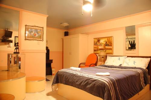 a bedroom with a large bed in a room at Kokomos Hotel and Restaurant in Angeles