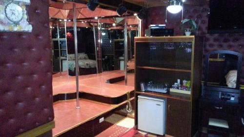 a room with a bar with a counter and a room with at Kokomos Hotel and Restaurant in Angeles