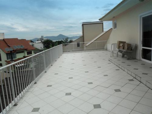 un balcón de una casa con un banco en FamilyHome, en Florianópolis