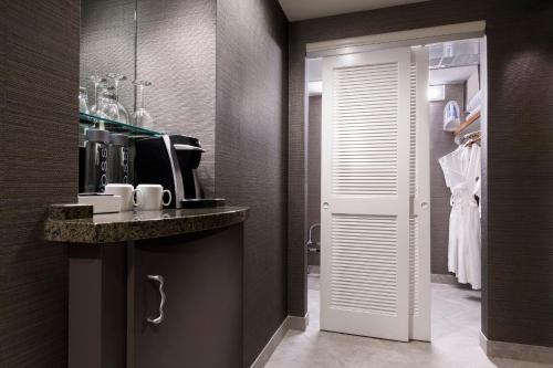 Habitación con cocina con barra y puerta. en Universal's Hard Rock Hotel® en Orlando