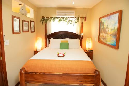 Tempat tidur dalam kamar di The Palms Oceanfront Suites