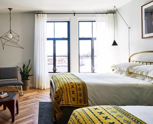 Postel nebo postele na pokoji v ubytování The LINE Hotel DC