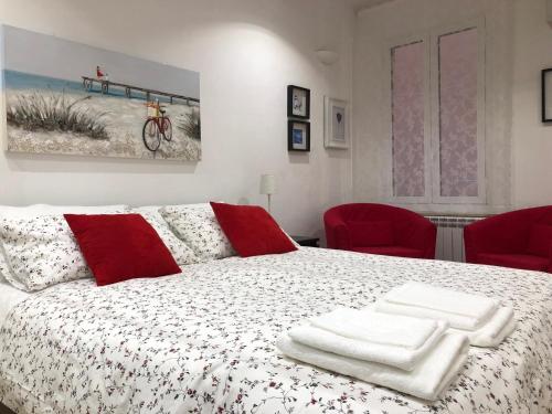 sypialnia z łóżkiem i dwoma ręcznikami na nim w obiekcie Temporary House vicolo Colombina w Bolonii