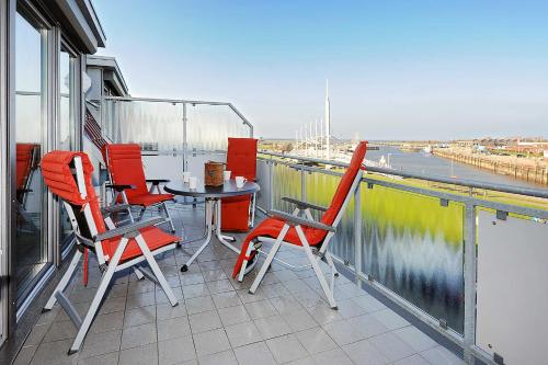 ベンサージールにあるResidenz am Hafenのバルコニー(赤い椅子、テーブル付)