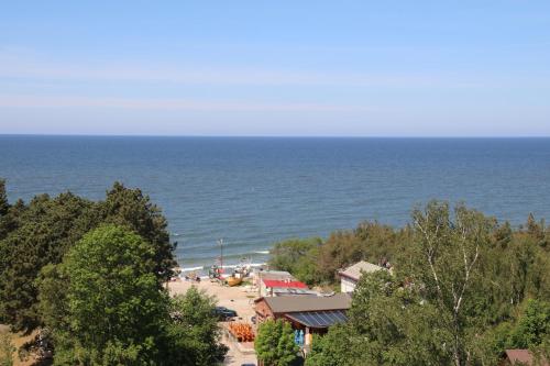a view of a beach with the ocean in the background at Prezydencki Apartamenty z widokiem na morze in Jarosławiec
