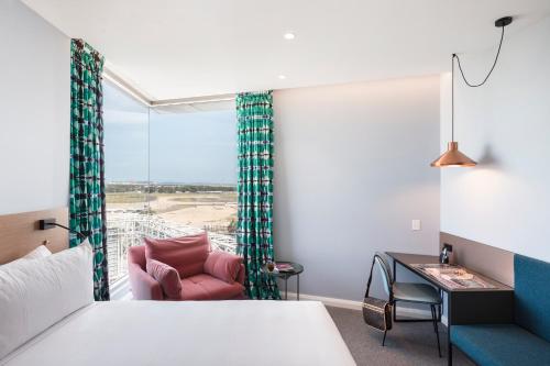Un pat sau paturi într-o cameră la Citadines Connect Sydney Airport