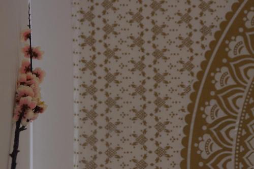 a room with a wallpaper with pink flowers on it at El Duende del Tejar in El Gastor
