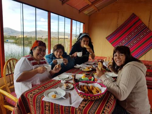 Keluarga yang menginap di Uros Qhota Uta Lodge