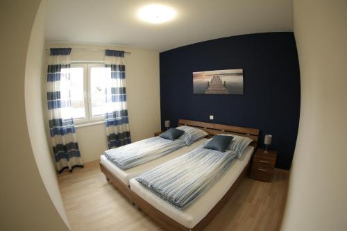 フルダにあるFerienwohnung Gentner Fuldaの青い壁のベッドルーム1室(大型ベッド1台付)