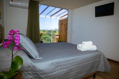 Un pat sau paturi într-o cameră la Orquídea Café