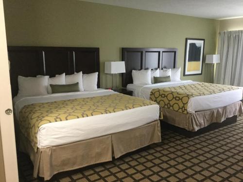 dwa łóżka w pokoju hotelowym z dwoma w obiekcie Baymont by Wyndham Page Lake Powell w mieście Page