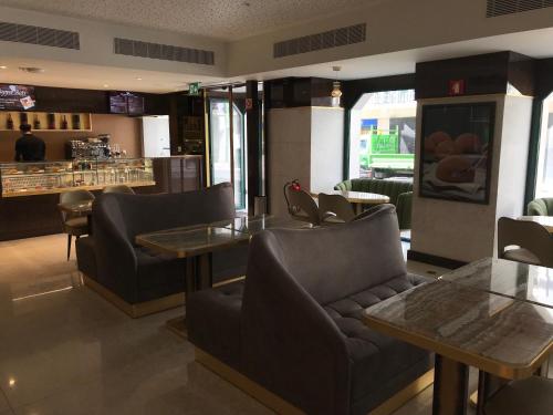 
The lounge or bar area at Hotel MeraPrime Gold Lisboa
