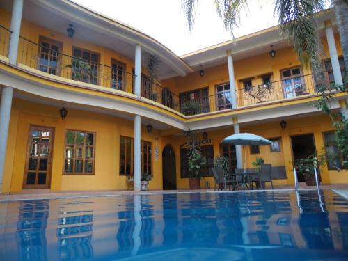 a view of the courtyard of a hotel with a swimming pool at Hotel Plaza del Sol in Malinalco