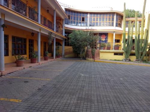 an empty street in front of a building at Hotel Plaza del Sol in Malinalco