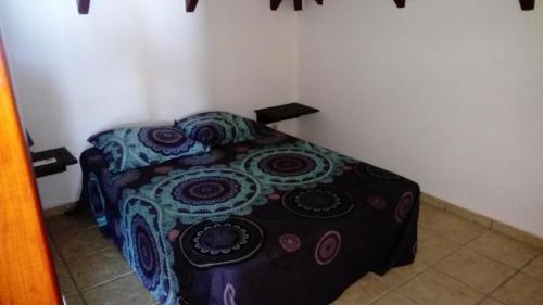 1 dormitorio pequeño con 1 cama en una habitación en Habitation Fouyapen II, en Sainte-Anne