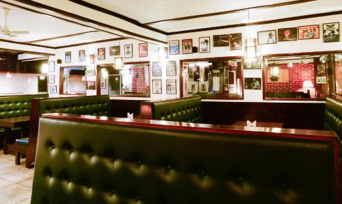 Un restaurante o sitio para comer en The Nettle and Fern Hotel Gangtok