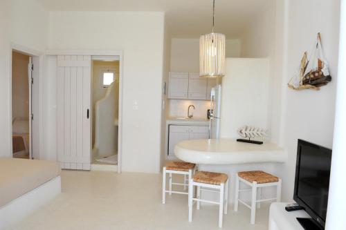 Gallery image of Sarakiniko View Studios in Mandrakia
