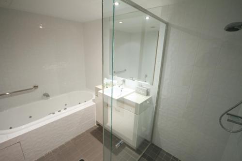 Bilik mandi di Coolum Seaside Apartments
