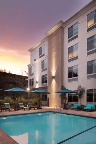 a swimming pool in front of a building at Hyatt Place Santa Cruz in Santa Cruz