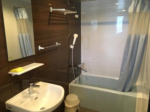 Un baño de Hotel & Restaurant On the Beach Lue