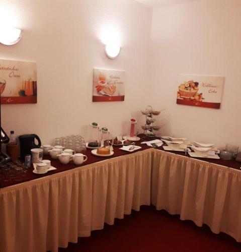 a table with a table cloth on top of it at Hotel Eigen in Halle an der Saale